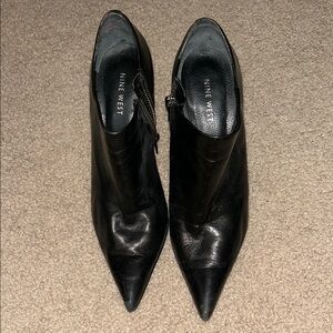 Perfect little black boot! In excellent condition. Barley worn. Size 7.5
